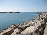 Тоскана, Марина ди Гроссето — рыбалка у молов, поплавки и спорная кефаль