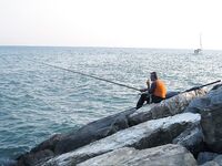 Тоскана, Марина ди Гроссето — рыбалка у молов, поплавки и спорная кефаль