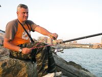 Тоскана, Марина ди Гроссето — рыбалка у молов, поплавки и спорная кефаль