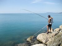 Тоскана, Марина ди Гроссето — рыбалка у молов, поплавки и спорная кефаль