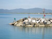 Тоскана, Марина ди Гроссето — рыбалка у молов, поплавки и спорная кефаль