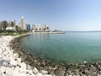 Береговая рыбалка в Дохе: жара, камни и коты на Корнише