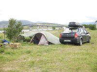 Палатка под мостом и лодки на колёсах у Альты