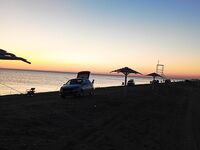 Мидии под песком на Азовском море, вечер у плиты