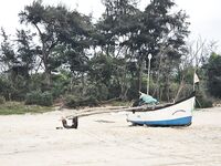 Устье реки Сал, вечер: тяжёлый комплект и луч света в прибой