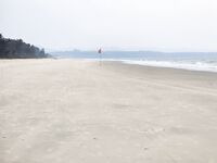 Устье реки Сал, вечер: тяжёлый комплект и луч света в прибой