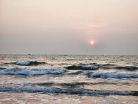 Устье реки Сал, вечер: тяжёлый комплект и луч света в прибой