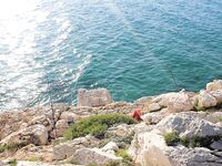 Салоу, пляж Капеланос: местные на закидушки и рыба под скалами