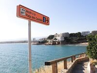 Салоу, пляж Капеланос: местные на закидушки и рыба под скалами