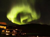 Северное сияние над Сейландом: кадр ночи и тихая вода