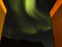 Северное сияние над Сейландом: кадр ночи и тихая вода