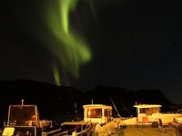 Северное сияние над Сейландом: кадр ночи и тихая вода