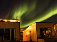 Северное сияние над Сейландом: кадр ночи и тихая вода