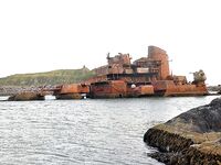 База в Сёрвэр Норвегия и крейсер «Мурманск» рядом