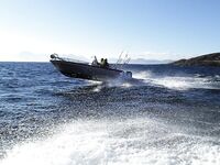 Малый катер на зыби — спина предупреждает в Норвегии