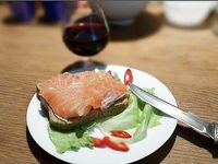 Сенья, Gryllefjord в Норвегии: шторм, пирс, ящики трески и сорванный палтус