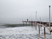 Анталия: шторм, разобранные пирсы и ракушка вместо железа