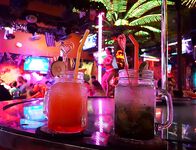 Банг Тао дал мне два схода тунца и быстро вернул на камни Сурина