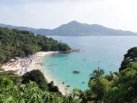 Банг Тао дал мне два схода тунца и быстро вернул на камни Сурина