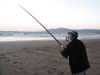 Агадирский берег ночью оказался читаемым только по пустым крючкам пока местный не дал мне кальмара