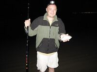 Агадирский берег ночью оказался читаемым только по пустым крючкам пока местный не дал мне кальмара