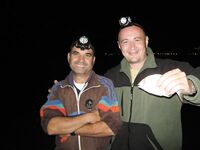 Агадирский берег ночью оказался читаемым только по пустым крючкам пока местный не дал мне кальмара