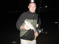 Агадирский берег ночью оказался читаемым только по пустым крючкам пока местный не дал мне кальмара