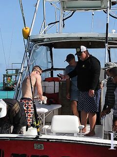 Бибихагуа чартер 4 часа: 6 дорадо, белый марлин сошёл, барракуды отпущены