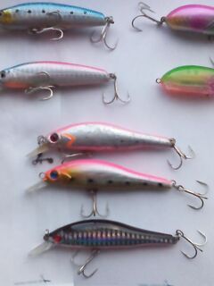 Алания воблеры по камням: верхний розовый в дырах, нижний новенький