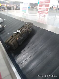 Багаж и снасти в аэропорту Анталии: метровая сумка пережила транспортер