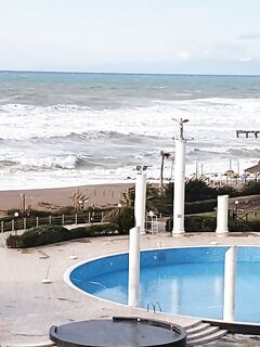 Анталийское побережье поплавок и живец — малька держать в тени