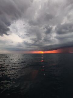 Морская рыбалка в Анталии ночью, сибас на воблер, турок взял кузу