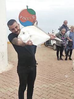 Аланья, причал: местный герой тянул трофей, народ сбежался посмотреть