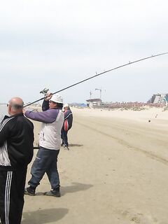 Анапа, пеленгас днём: морской червь и точный заброс в гуляющую стаю