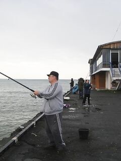 Абхазия, Сухуми — дебют на пирсе: ставрида ночью с подсадкой, днем волна мешает