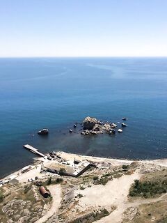 Пара кадров с берега: камни, свал и прозрачная вода как маркеры рабочих точек