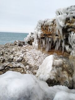 Рабочее место у скал: брызги, сосульки и холодный ветер — желание рыбачить тает