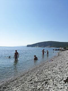 Бухта Инал: только приехал — что пробовать на скалах и галечном пляже