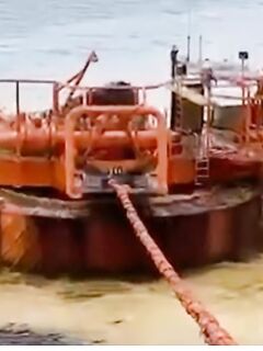 Разлив у терминала: по снимкам пятно ушло западнее, берег чистый