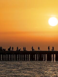 Новофёдоровка под шторм: поплавочники ловили лучше, снял пирс и толпу