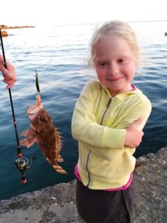 Первый дочкин морской трофей: блесёнка 3 г и то самое фото четырёхлетней давности