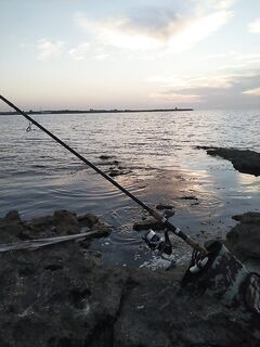 Вечер на пляже с тонущей 20 г: три карася и окунь, два схода на кромке скалы