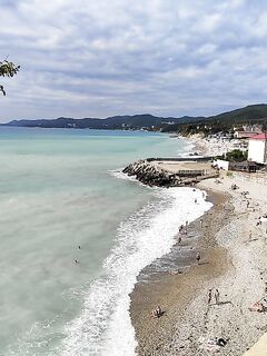 Агой, сильный накат без ветра: на каждом забросе мусор, ночью прошёл дождь