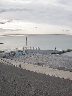 Сочи, пляж Куба — онлайн вижу рыболовов с удочками, но что у них в уловах?