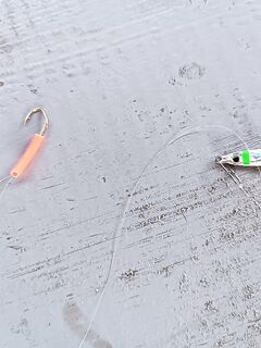 Блестящий крючок с люрексом: без насадки, внизу — что угодно