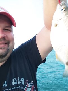 Адлер, МДЖ с форелевой блесной и маракуйей: первая рыбалка с буны и карасик