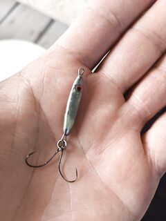 Сарганячий монтаж: короткий поводок 10–15 см и тройник за пилькером