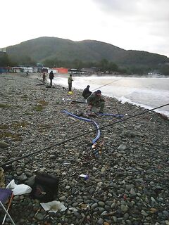 Открытая вода без пирсов: как настроить снасти под волнорезы и чистый берег?