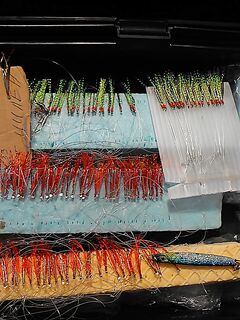 «Жадный самодур»: 10–40 крючков, флюоркарбон, светящийся бисер и вертикальный джиг