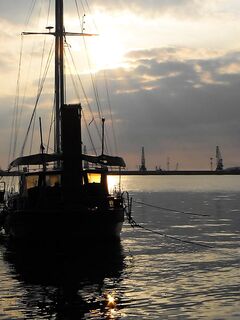 Бургас весной — рассвет над портом и взгляд на волнолом без лаврака